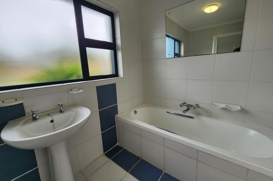 8 Bedroom Property for Sale in Wavecrest Eastern Cape
